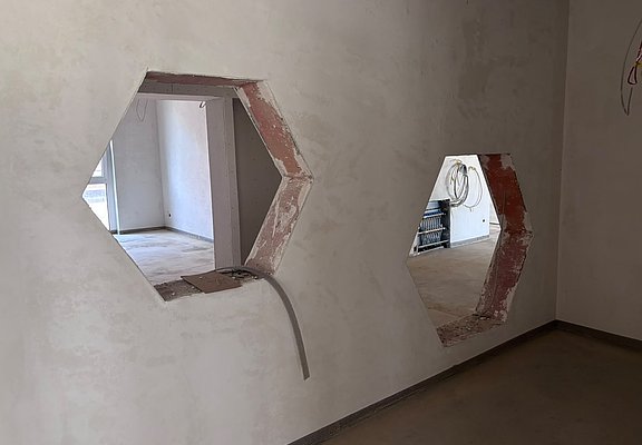 Zwei sechseckige Löcher in der Wand