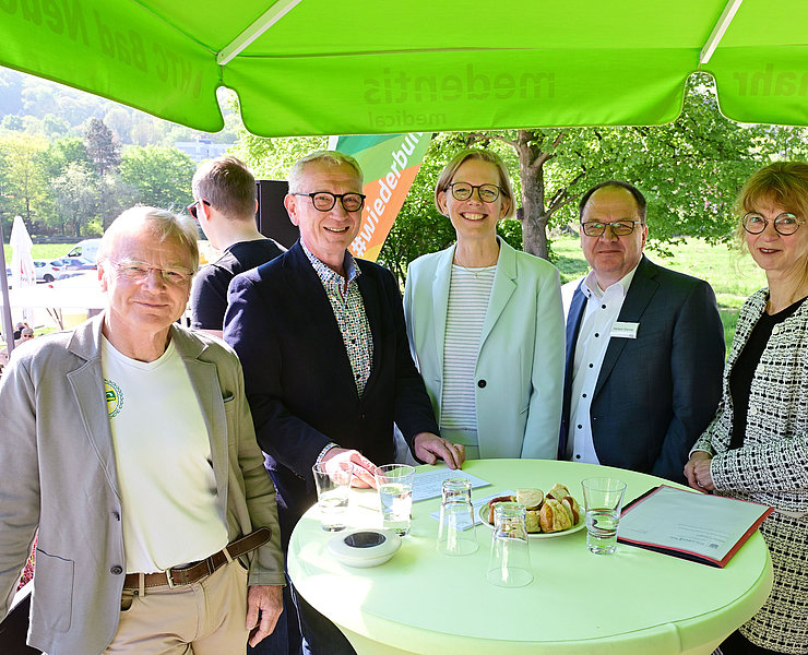 Vertreter und Gäste feiern die Eröffnung der HTC Tennisanlage in Bad Neuenahr-Ahrweiler im Ahrtal.