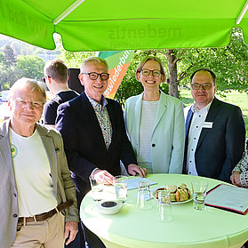 Vertreter und Gäste feiern die Eröffnung der HTC Tennisanlage in Bad Neuenahr-Ahrweiler im Ahrtal.