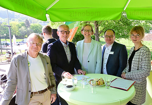 Vertreter und Gäste feiern die Eröffnung der HTC Tennisanlage in Bad Neuenahr-Ahrweiler im Ahrtal.