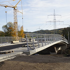 Heppinger Brücke im Stadtteil Heppingen: Moderne fertiggestellte Brücke mit Stahlgeländer und herbstlicher Kulisse.