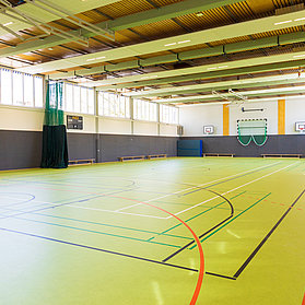 Moderne Sporthalle der Grundschule Bad Neuenahr im Stadtteil Bad Neuenahr mit vielseitigen Sportstätten und hellen Räumen.