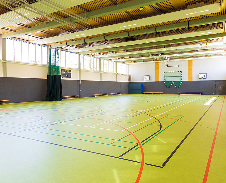 Moderne Sporthalle der Grundschule Bad Neuenahr im Stadtteil Bad Neuenahr mit vielseitigen Sportstätten und hellen Räumen.