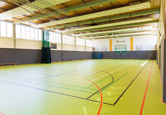 Moderne Sporthalle der Grundschule Bad Neuenahr im Stadtteil Bad Neuenahr mit vielseitigen Sportstätten und hellen Räumen.