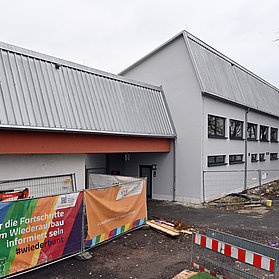 Apollinarisstadion in Bad Neuenahr: Moderne Sportstätte im Bau für vielfältige Freizeitaktivitäten im Ahrtal.