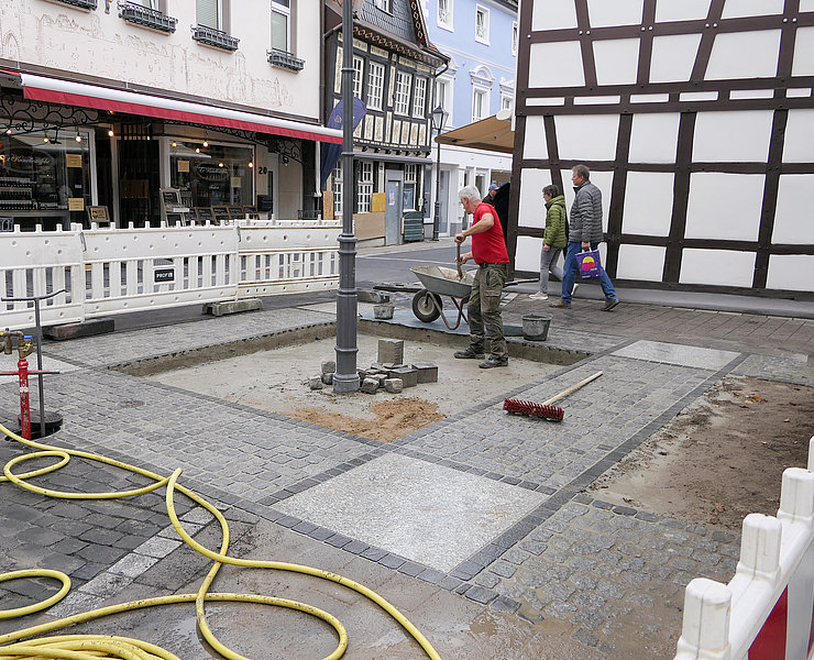 Bauarbeiten in der Innenstadt Ahrweiler im Stadtteil Ahrweiler: Erneuerung von Gehwegen und Straßenbelag im historischen Stadtkern.
