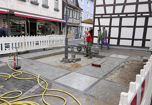Bauarbeiten in der Innenstadt Ahrweiler im Stadtteil Ahrweiler: Erneuerung von Gehwegen und Straßenbelag im historischen Stadtkern.