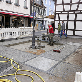 Bauarbeiten in der Innenstadt Ahrweiler im Stadtteil Ahrweiler: Erneuerung von Gehwegen und Straßenbelag im historischen Stadtkern.