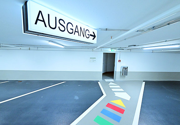Weg für Fußgänger und ein Schild zum Ausgang