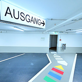 Weg für Fußgänger und ein Schild zum Ausgang