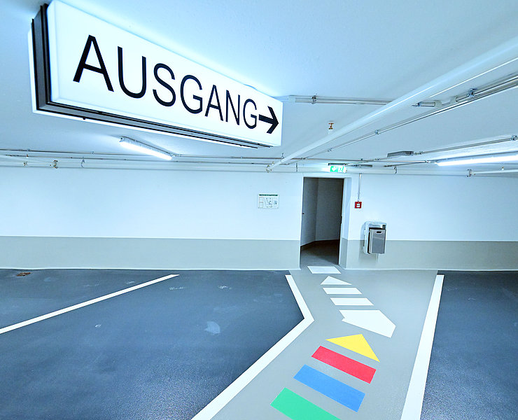 Weg für Fußgänger und ein Schild zum Ausgang