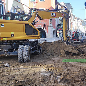 Bagger neben einem große Erdhaufen auf der Baustelle in der Niederhut.