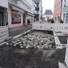Lose Pflastersteine auf der Baustelle in der Niederhut.