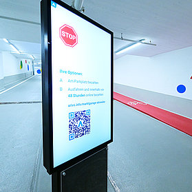 Ein Bildschirm zeigt die Anweisungen zum Parken