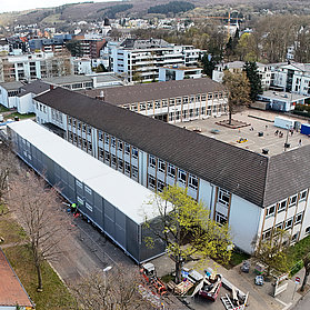 Luftaufnahme der Grundschule Bad Neuenahr und der Interminsschule.