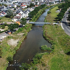 Bachemer Brücke im Bau im Stadtteil Bachem, verbindet Ufer über die Ahr mit neuer Stahlkonstruktion.
