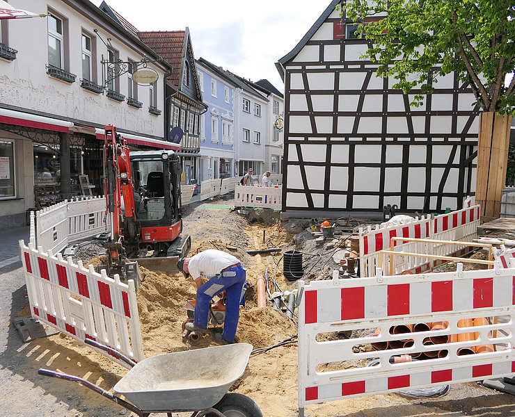Innenstadt Ahrweiler: Baustelle im historischen Stadtviertel Ahrweiler mit Fachwerkhäusern und Bauarbeiten im Gange.