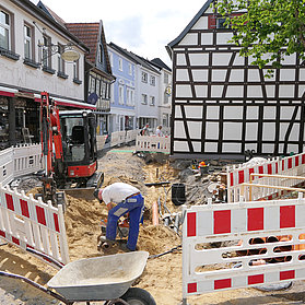 Innenstadt Ahrweiler: Baustelle im historischen Stadtviertel Ahrweiler mit Fachwerkhäusern und Bauarbeiten im Gange.