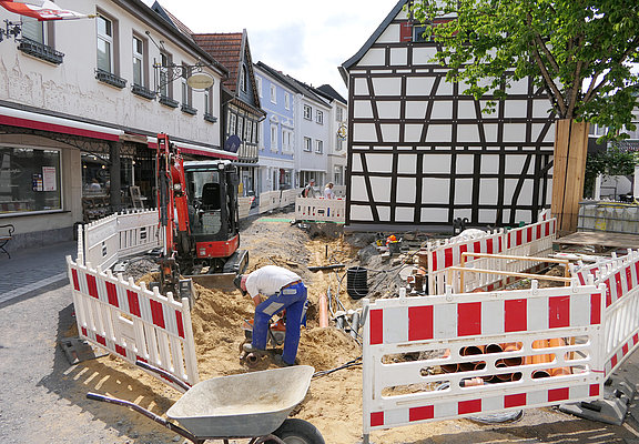 Innenstadt Ahrweiler: Baustelle im historischen Stadtviertel Ahrweiler mit Fachwerkhäusern und Bauarbeiten im Gange.