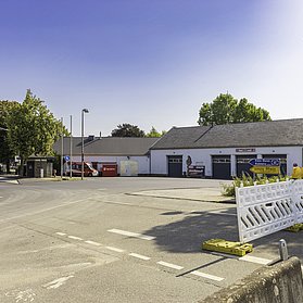 Baustelle an der Carl-von-Ehrenwall-Allee im Stadtteil Ahrweiler mit Straßensperrungen und Verkehrszeichen. und Blick auf die alte Feuerwehr Ahrweiler.