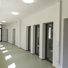 Moderner heller Flur im Neubau der Aloisius-Grundschule Ahrweiler im Stadtteil Ahrweiler, noch im Bau.