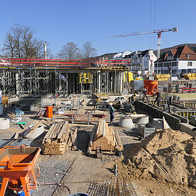 Baustelle des Kurparks Bad Neuenahr im Stadtteil Bad Neuenahr – moderne Parkanlagen im Bau mit Handwerkern und Geräten.