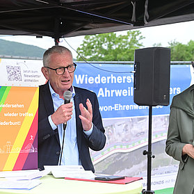 Eröffnungspresse zur Carl-von-Ehrenwall-Allee im Stadtteil Ahrweiler, Brückenbau im Bau, Wiederaufbau-Event im Ahrtal.