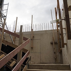 Baustelle der Kita St. Pius im Stadtteil Bad Neuenahr mit aktuellen Beton- und Holzarbeiten im Rohbau.