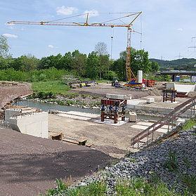 Blick auf die Baustelle der Heppinger Brücke mit Baukran im Hintergrund.
