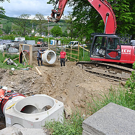 Baustelle für das neue Feuerwehrhaus im Stadtteil Ahrweiler mit schwerem Gerät und Arbeitern im Einsatz.