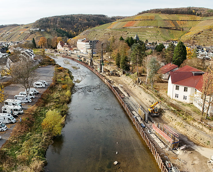 Bauarbeiten an der Carl-von-Ehrenwall-Allee im Stadtteil Ahrweiler mit Flussuferentwicklung.