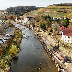 Bauarbeiten an der Carl-von-Ehrenwall-Allee im Stadtteil Ahrweiler mit Flussuferentwicklung.