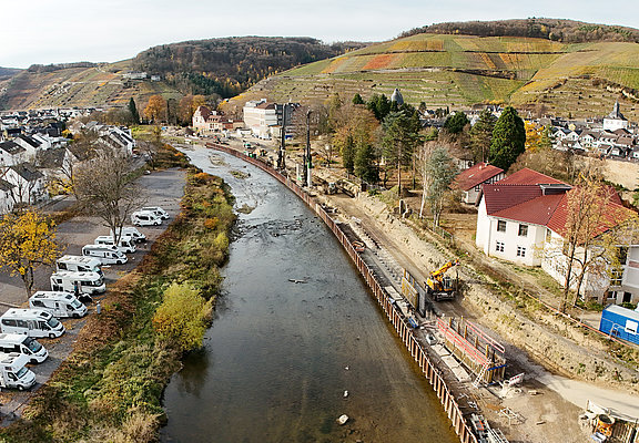 Bauarbeiten an der Carl-von-Ehrenwall-Allee im Stadtteil Ahrweiler mit Flussuferentwicklung.