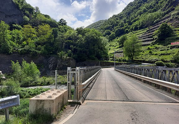 Brücke über der Ahr umgeben von Wald und Weinbergen.