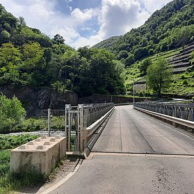 Brücke über der Ahr umgeben von Wald und Weinbergen.