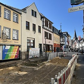 Offene Baustelle in der Niederhut mit begehbarem Streifen auf der rechten Seite und blauem Himmel.