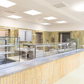 Moderne Mensa im Bau der Aloisius-Grundschule im Stadtteil Ahrweiler mit hellem Ambiente und großzügiger Essensausgabe.