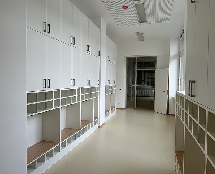 Blick auf großzügige Schränke links und rechts.