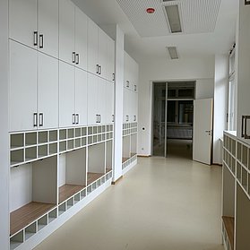 Blick auf großzügige Schränke links und rechts.