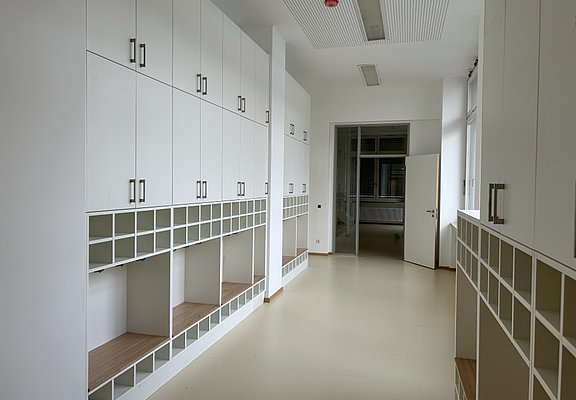 Blick auf großzügige Schränke links und rechts.