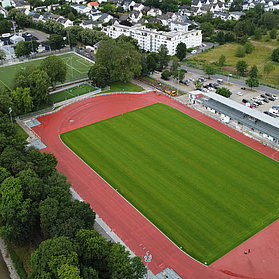 Luftaufnahme des Apollinarisstadions in Bad Neuenahr – moderne Sportstätte im Bau mit Laufbahn und Naturrasen.