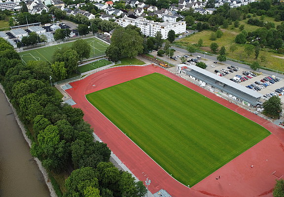 Luftaufnahme des Apollinarisstadions in Bad Neuenahr – moderne Sportstätte im Bau mit Laufbahn und Naturrasen.