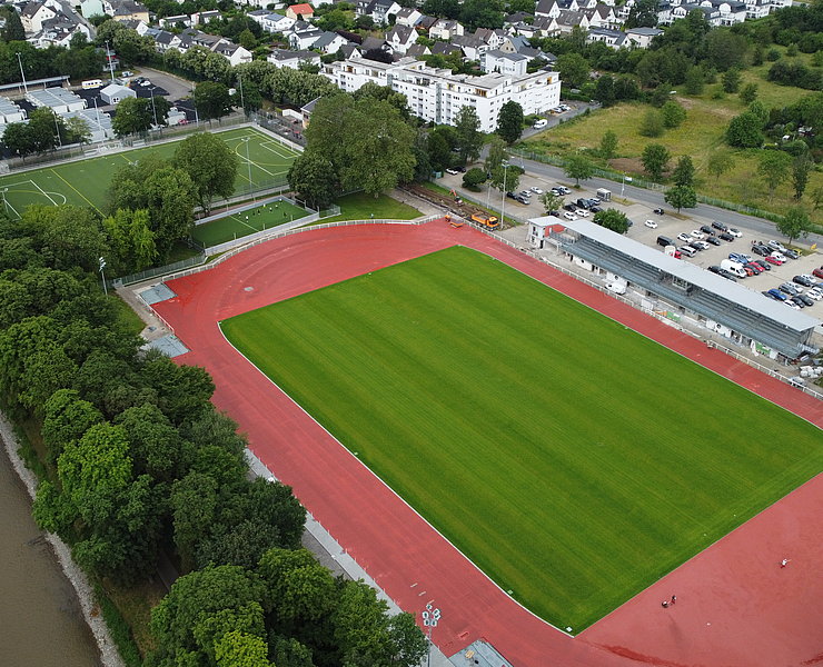 Luftaufnahme des Apollinarisstadions in Bad Neuenahr – moderne Sportstätte im Bau mit Laufbahn und Naturrasen.