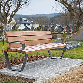 Moderne Sitzbank auf dem Ahrtor-Friedhof in Ahrweiler, eingebettet in eine ruhige, gepflegte Friedhofsumgebung.
