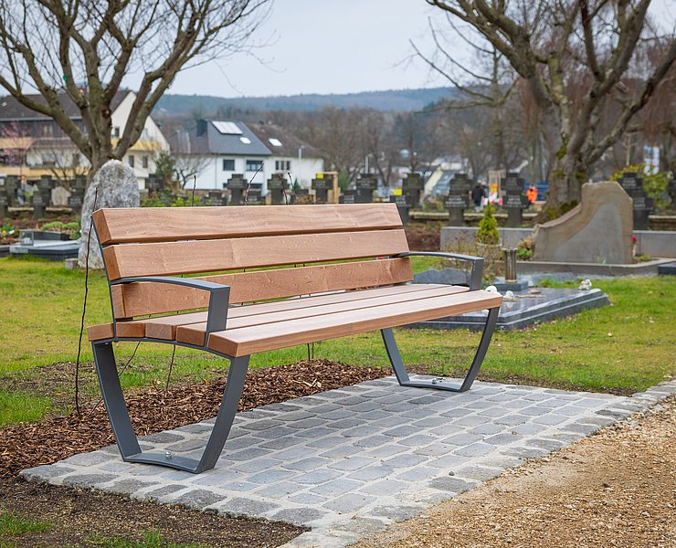 Moderne Sitzbank auf dem Ahrtor-Friedhof in Ahrweiler, eingebettet in eine ruhige, gepflegte Friedhofsumgebung.