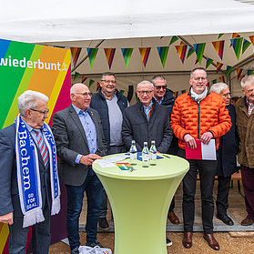 Gäste bei der Eröffnungsfeier am Sportheim