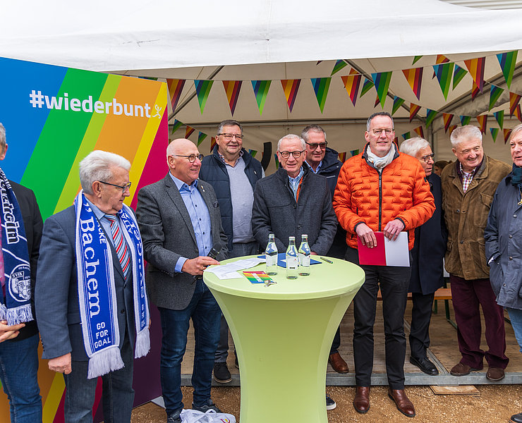 Gäste bei der Eröffnungsfeier am Sportheim