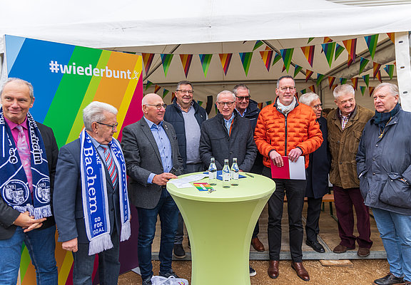 Gäste bei der Eröffnungsfeier am Sportheim