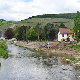 Baustelle an der Carl-von-Ehrenwall-Allee in Ahrweiler: Uferarbeiten im Bauprozess.