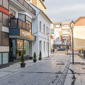 Blick auf die leere aber sonnige Ahrstraße.